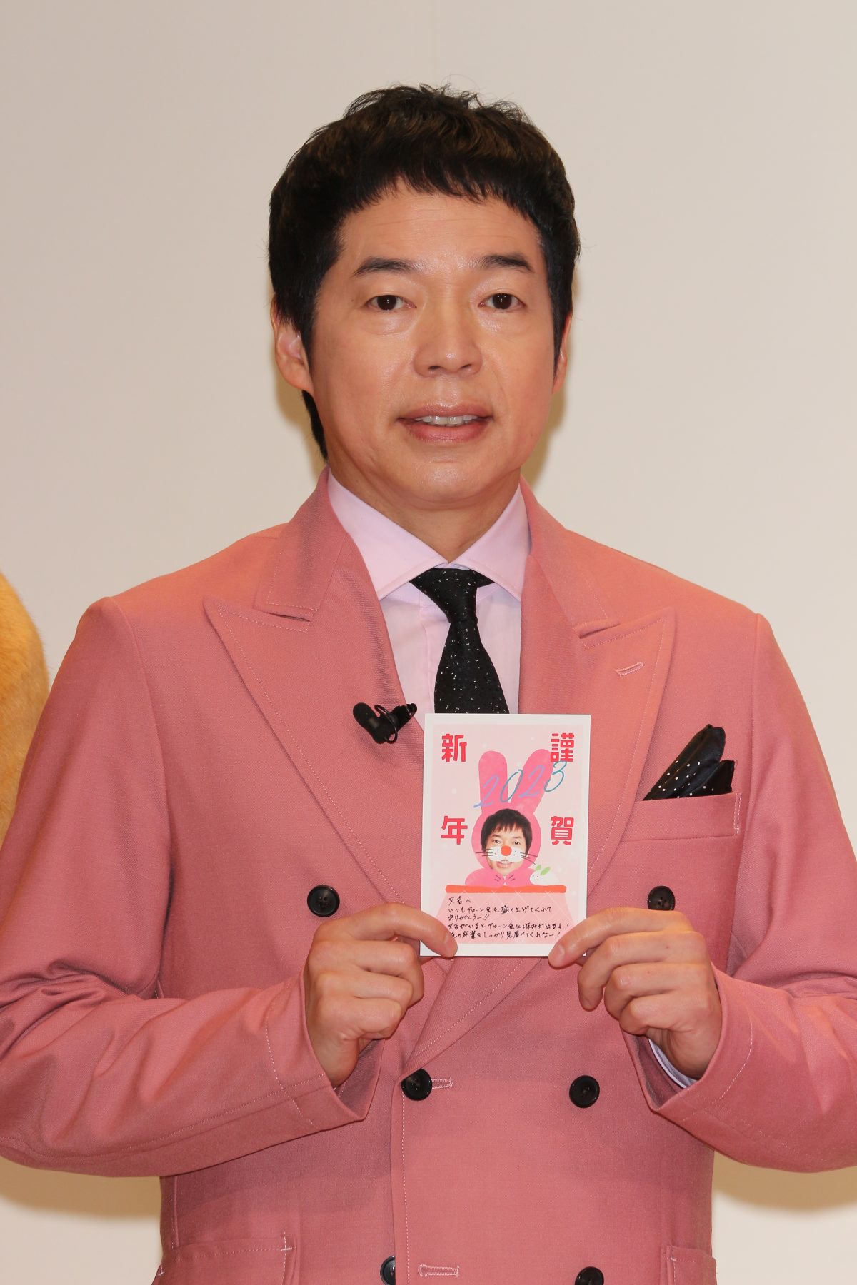 『2023年用年賀状 受付開始セレモニー』で今田耕司・井桁弘恵・盛山晋太郎（見取り図）特製ポストへ年賀状投函