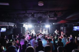 「何もなかった自分たちに生きる場所をくれてありがとう。たくさん愛してくれて本当にありがとう。絶対に忘れないでね」コンビニ推進アイドル（仮）、2年間の活動にピリオドを…。