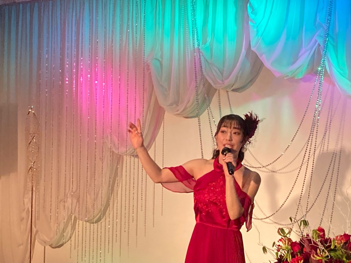 藤井香愛がクリスマスショーで新曲「夢告鳥」のMVをサプライズで初お披露目! 新曲の衣装に合せたブラックサンタ姿も披露! 2 藤井香愛がクリスマスショーで新曲「夢告鳥」のMVをサプライズで初お披露目! 新曲の衣装に合せたブラックサンタ姿も披露!