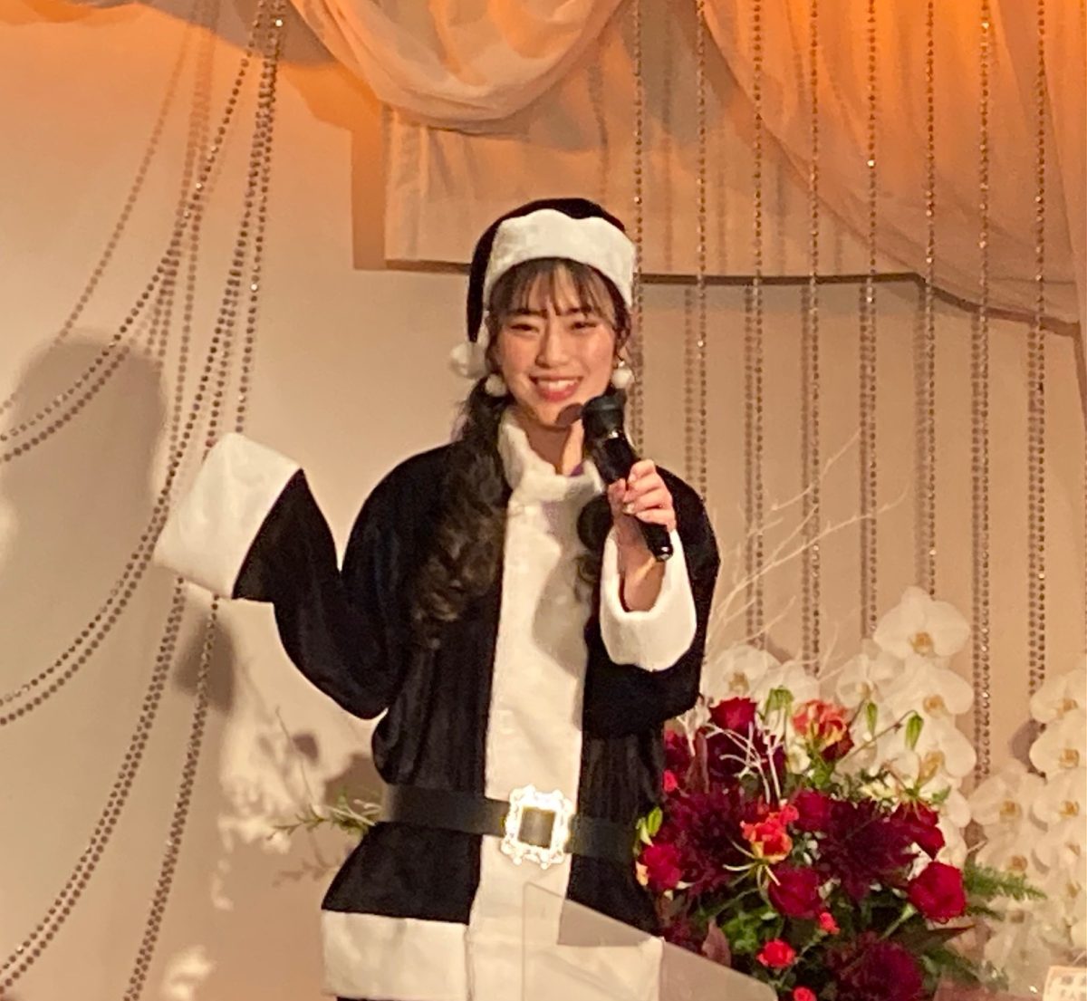 藤井香愛がクリスマスショーで新曲「夢告鳥」のMVをサプライズで初お披露目! 新曲の衣装に合せたブラックサンタ姿も披露! 3 藤井香愛がクリスマスショーで新曲「夢告鳥」のMVをサプライズで初お披露目! 新曲の衣装に合せたブラックサンタ姿も披露!