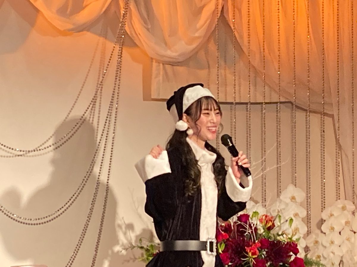 藤井香愛がクリスマスショーで新曲「夢告鳥」のMVをサプライズで初お披露目! 新曲の衣装に合せたブラックサンタ姿も披露! 4 藤井香愛がクリスマスショーで新曲「夢告鳥」のMVをサプライズで初お披露目! 新曲の衣装に合せたブラックサンタ姿も披露!