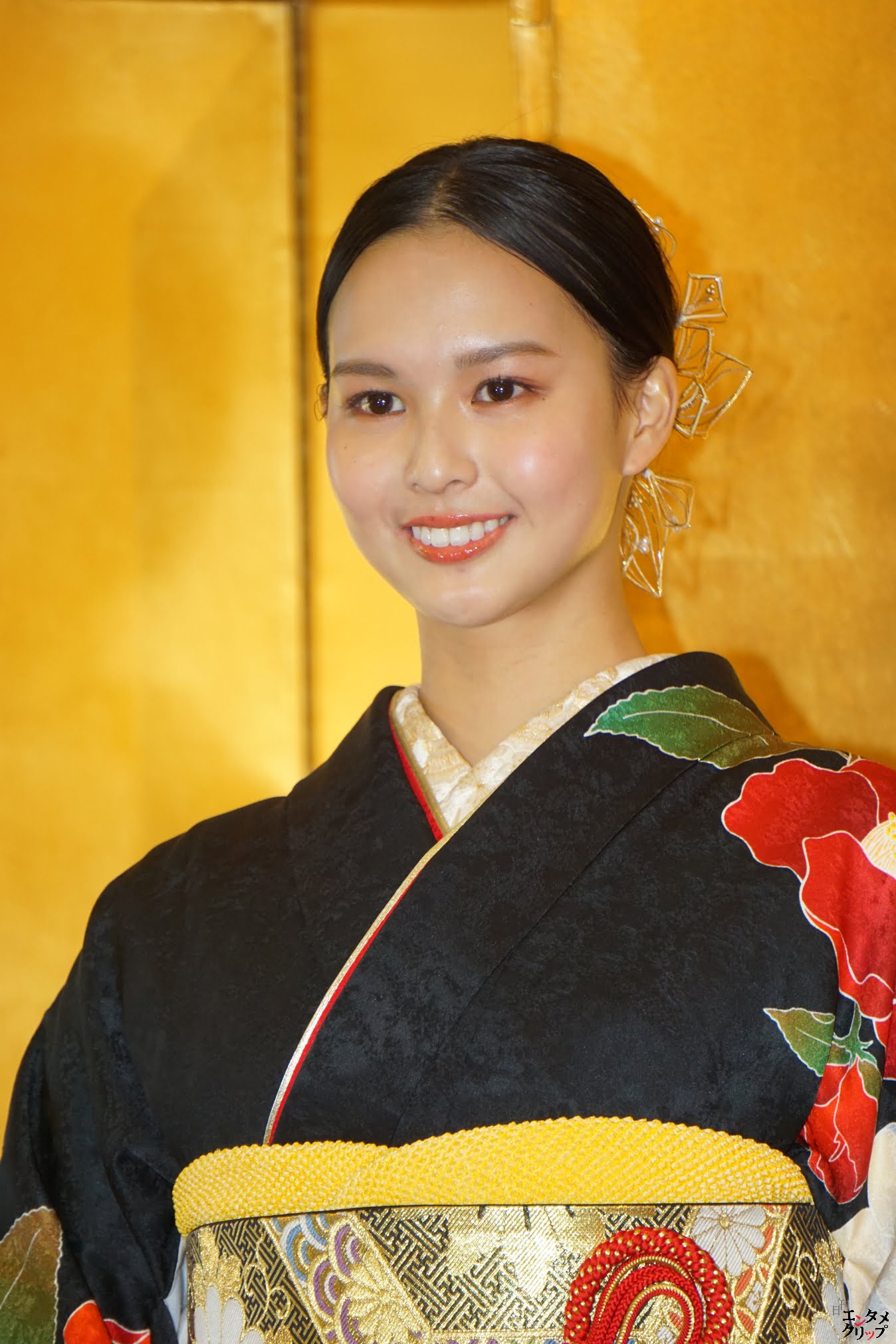 二十歳の新人女優 白河れい 艶やかな振袖姿で芸能界デビュー宣言! 母・河野景子には報告するも父には内緒! - 日刊エンタメクリップ