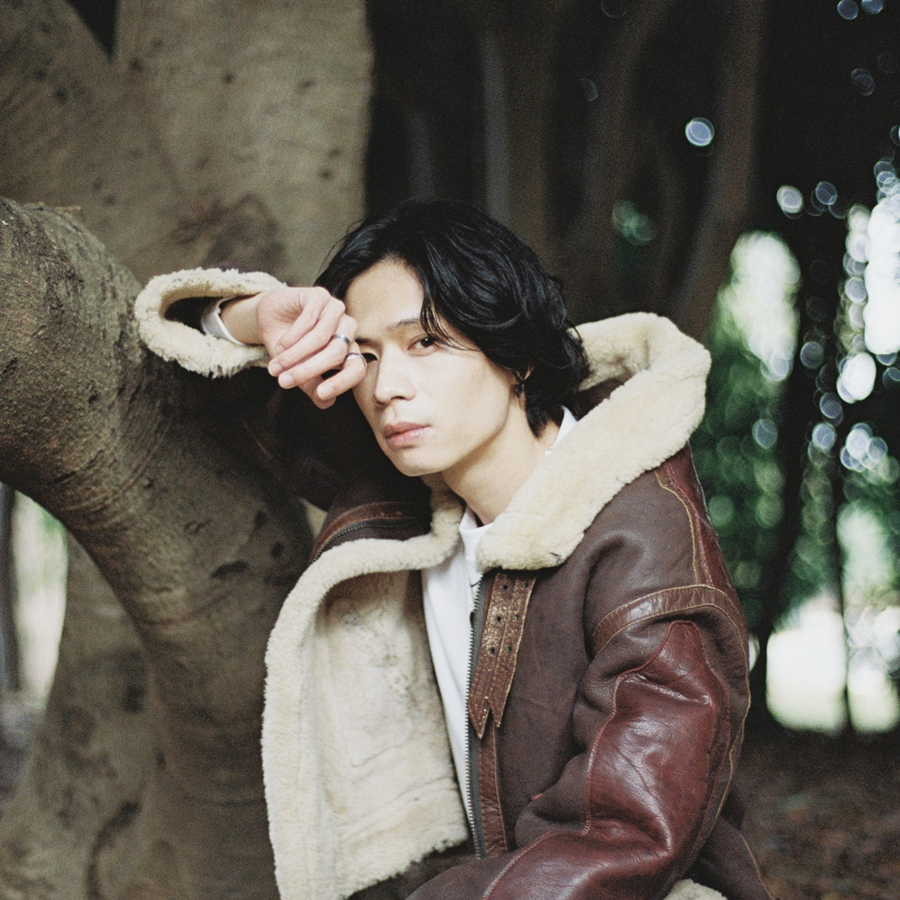 俳優としても活動するヤスイカズマが、改名と同時に新曲「fall」リリースを発表! 1 俳優としても活動するヤスイカズマが、改名と同時に新曲「fall」リリースを発表!