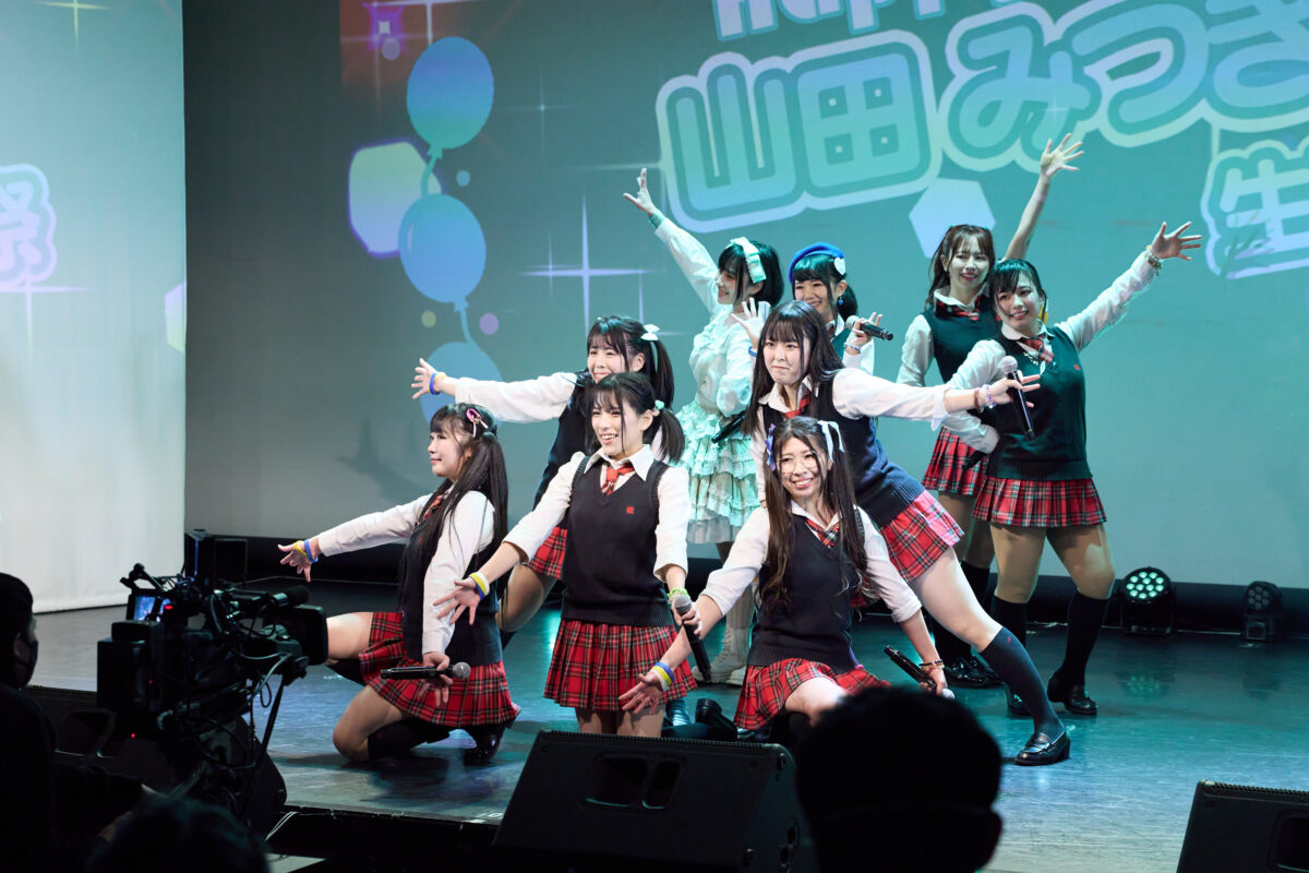 黒い本音の数々に広報委員(ファン)も衝撃。山田みつき(燃えこれ学園)が生誕祭で歌った、初のソロ曲の内容が…。 12 黒い本音の数々に広報委員(ファン)も衝撃。山田みつき(燃えこれ学園)が生誕祭で歌った、初のソロ曲の内容が…。