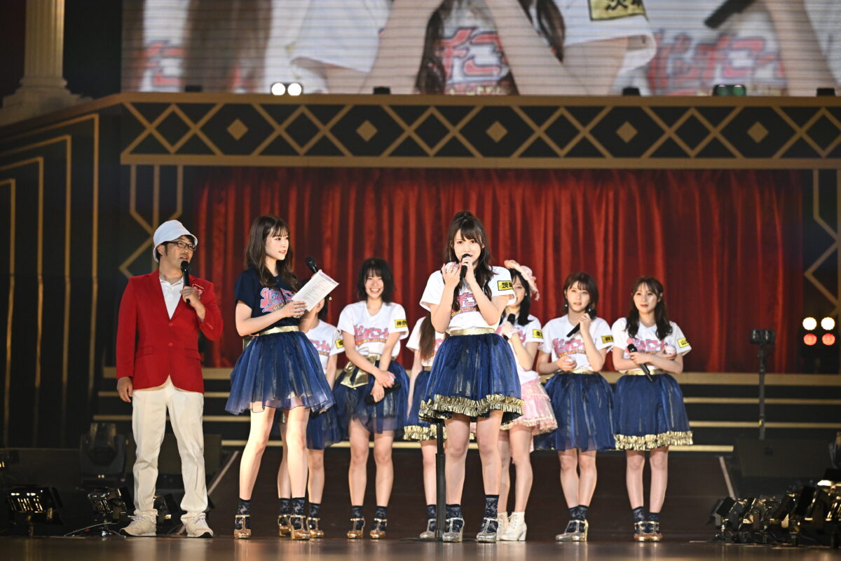AKB48 チーム８が活動休止前ラストコンサートを開催！昼公演にはチーム８ OGメンバー32名もサプライズで登場！ 小栗有以「チーム8は青春そのものでした。チーム8のことが大好きです！」と涙で9年間の感謝を伝える