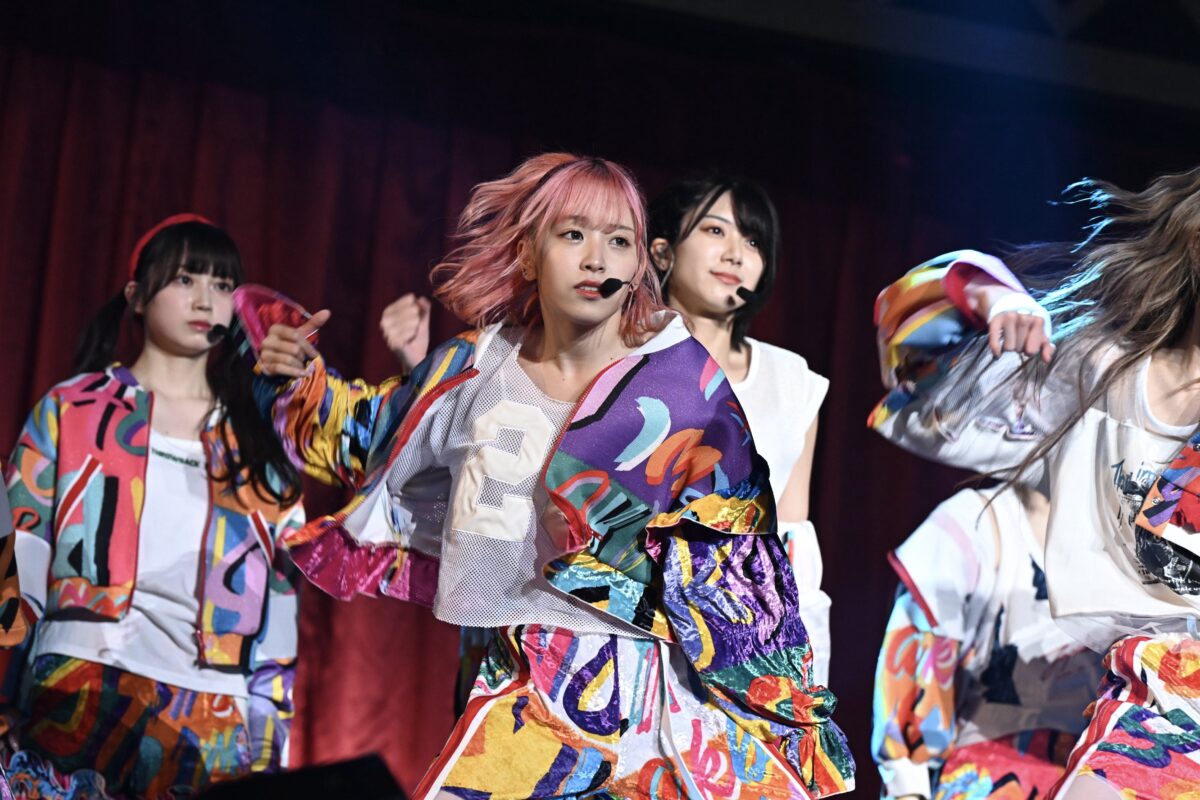 AKB48 チーム８が活動休止前ラストコンサートを開催！昼公演にはチーム８ OGメンバー32名もサプライズで登場！ 小栗有以「チーム8は青春そのものでした。チーム8のことが大好きです！」と涙で9年間の感謝を伝える