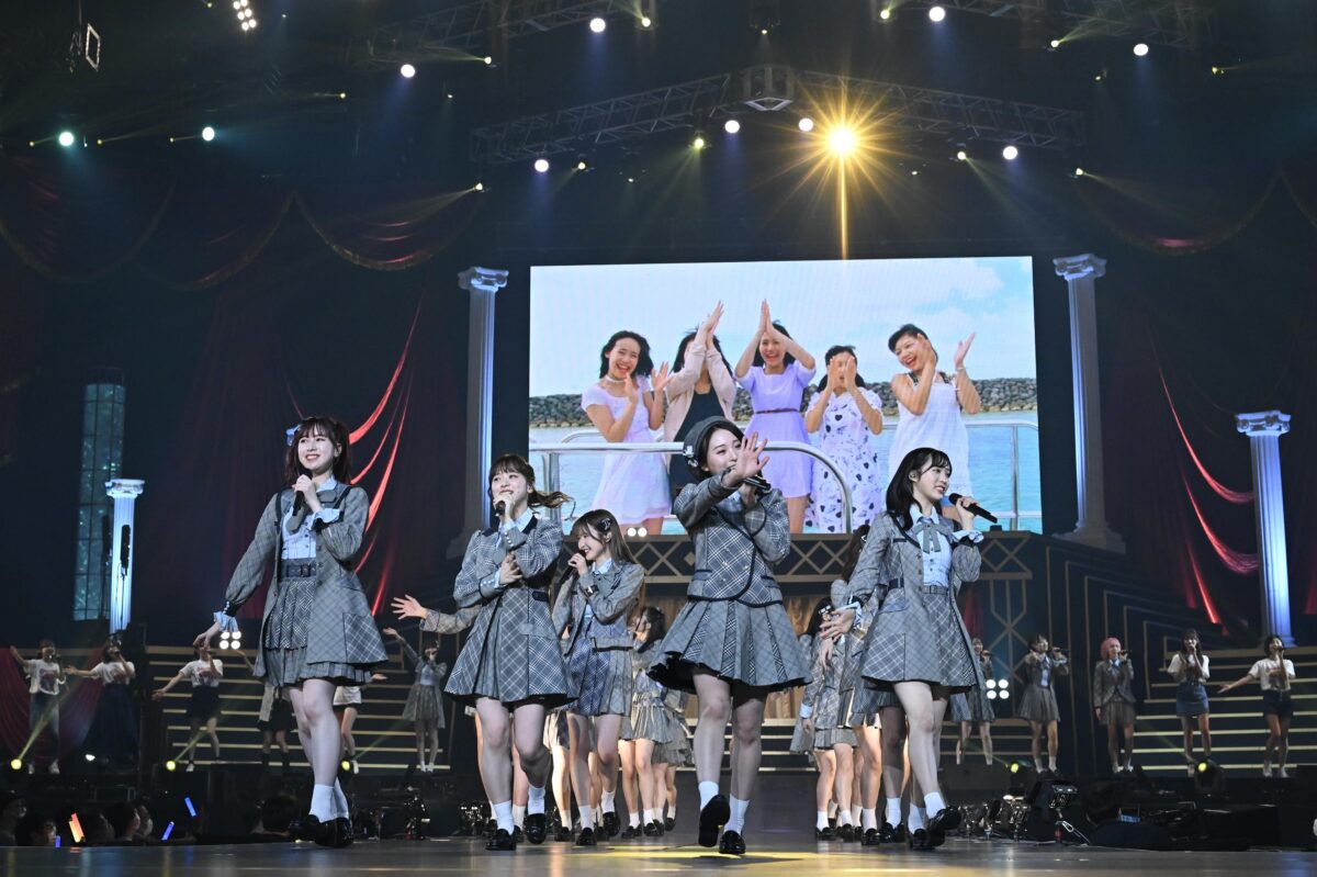 AKB48 チーム８が活動休止前ラストコンサートを開催！昼公演にはチーム８ OGメンバー32名もサプライズで登場！ 小栗有以「チーム8は青春そのものでした。チーム8のことが大好きです！」と涙で9年間の感謝を伝える