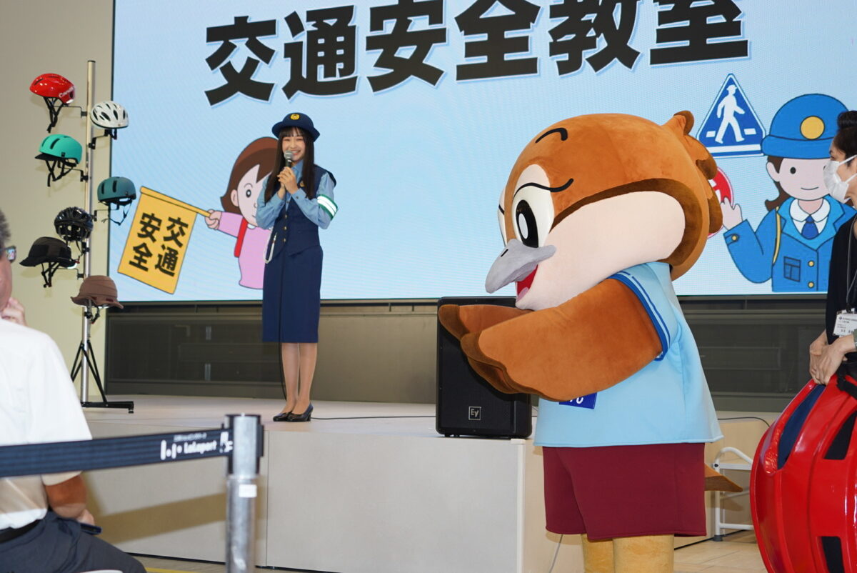 西川愛莉が初のイベント出演で“1 日警察署長”に就任! はじめて警察官の制服を着用し、“とてもワクワクしています”と笑顔 2 西川愛莉が初のイベント出演で“1 日警察署長”に就任! はじめて警察官の制服を着用し、“とてもワクワクしています”と笑顔