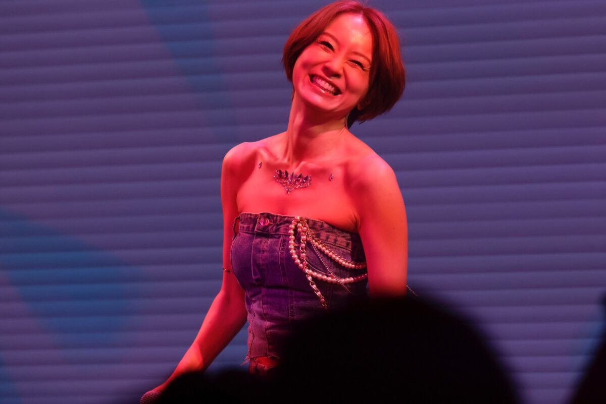 鈴木亜美、25周年ライブは笑顔と涙でファンに感謝！ 「みんながいてくれるおかげで私はここに立っています」