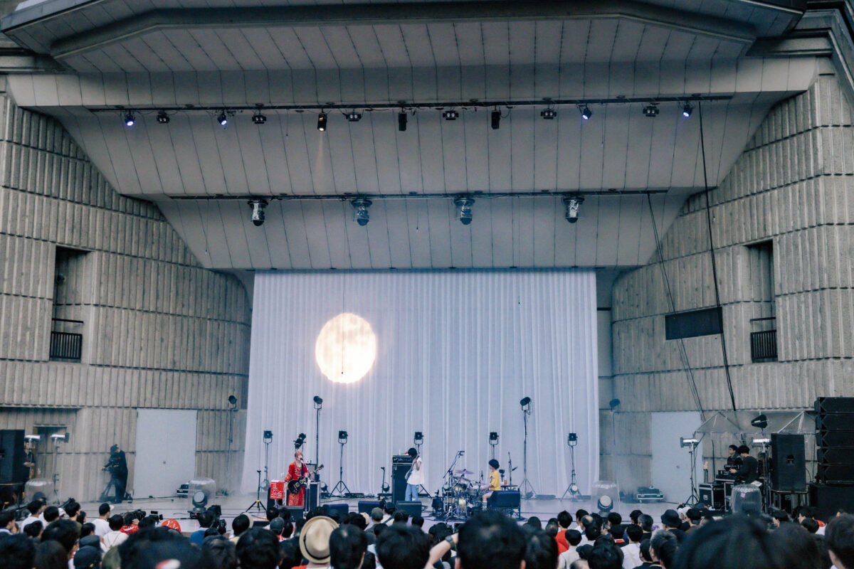 リーガルリリー、満員の日比谷野音ワンマンライブ大団円。自分の信じた音を鳴らし続けて、その音でノックをして開けた日比谷野音への扉。 11 リーガルリリー、満員の日比谷野音ワンマンライブ大団円。自分の信じた音を鳴らし続けて、その音でノックをして開けた日比谷野音への扉。