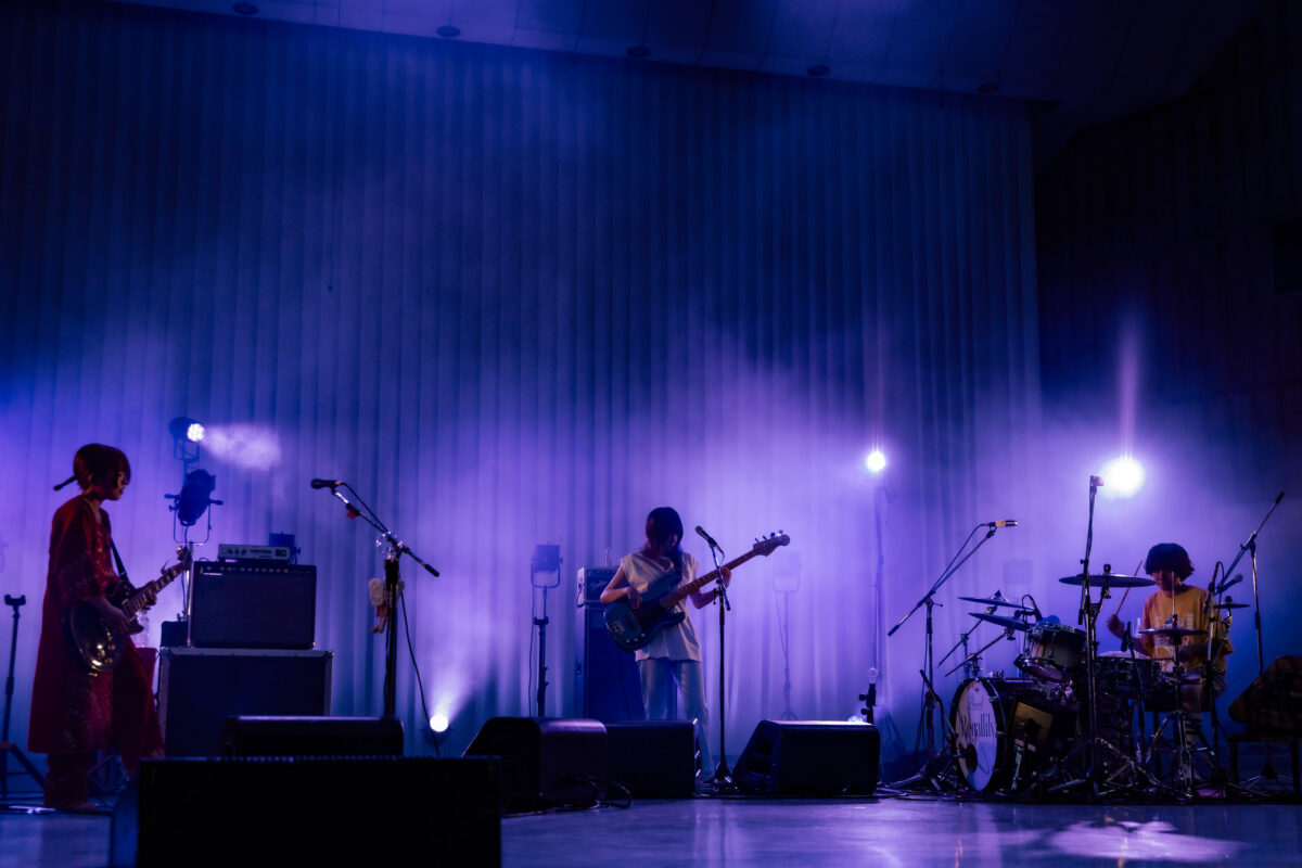 リーガルリリー、満員の日比谷野音ワンマンライブ大団円。自分の信じた音を鳴らし続けて、その音でノックをして開けた日比谷野音への扉。 12 リーガルリリー、満員の日比谷野音ワンマンライブ大団円。自分の信じた音を鳴らし続けて、その音でノックをして開けた日比谷野音への扉。