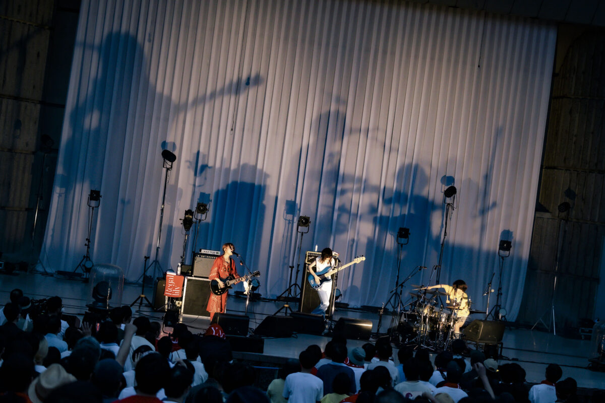 リーガルリリー、満員の日比谷野音ワンマンライブ大団円。自分の信じた音を鳴らし続けて、その音でノックをして開けた日比谷野音への扉。 14 リーガルリリー、満員の日比谷野音ワンマンライブ大団円。自分の信じた音を鳴らし続けて、その音でノックをして開けた日比谷野音への扉。