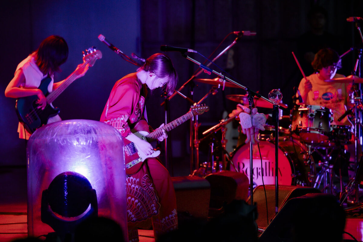リーガルリリー、満員の日比谷野音ワンマンライブ大団円。自分の信じた音を鳴らし続けて、その音でノックをして開けた日比谷野音への扉。 15 リーガルリリー、満員の日比谷野音ワンマンライブ大団円。自分の信じた音を鳴らし続けて、その音でノックをして開けた日比谷野音への扉。