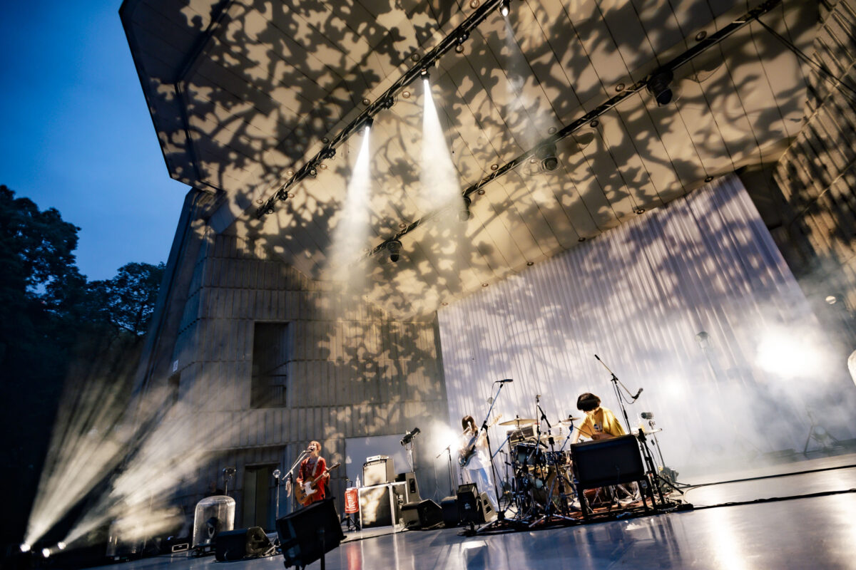 リーガルリリー、満員の日比谷野音ワンマンライブ大団円。自分の信じた音を鳴らし続けて、その音でノックをして開けた日比谷野音への扉。 2 リーガルリリー、満員の日比谷野音ワンマンライブ大団円。自分の信じた音を鳴らし続けて、その音でノックをして開けた日比谷野音への扉。