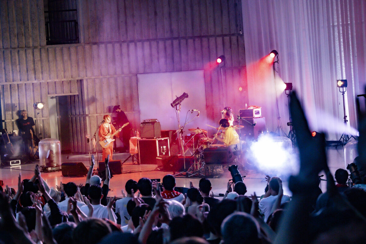 リーガルリリー、満員の日比谷野音ワンマンライブ大団円。自分の信じた音を鳴らし続けて、その音でノックをして開けた日比谷野音への扉。 20 リーガルリリー、満員の日比谷野音ワンマンライブ大団円。自分の信じた音を鳴らし続けて、その音でノックをして開けた日比谷野音への扉。