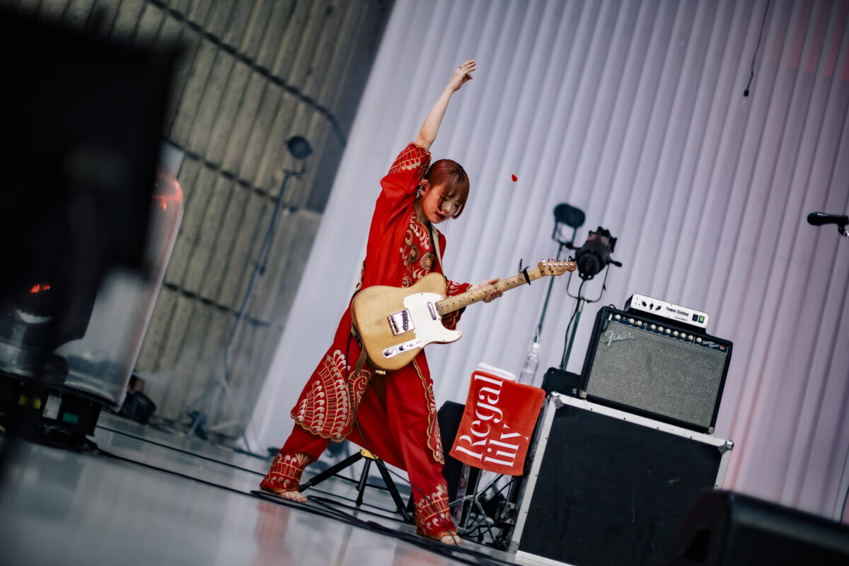 リーガルリリー、満員の日比谷野音ワンマンライブ大団円。自分の信じた音を鳴らし続けて、その音でノックをして開けた日比谷野音への扉。 9 リーガルリリー、満員の日比谷野音ワンマンライブ大団円。自分の信じた音を鳴らし続けて、その音でノックをして開けた日比谷野音への扉。