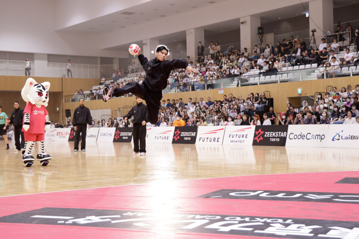 【PSYCHIC FEVER】 ハンドボール ジークスター東京のホーム開幕戦 始球式に登場！豪快にジャンプシュートを決める！！