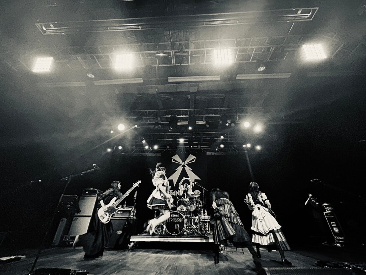 BAND-MAID、世界的フェス「ロラパルーザ」出演含む、大型フェス4公演、ワンマン15公演、各地ソールドアウト連発の北米ツアー完走！5年ぶりのメキシコ公演も大盛況！