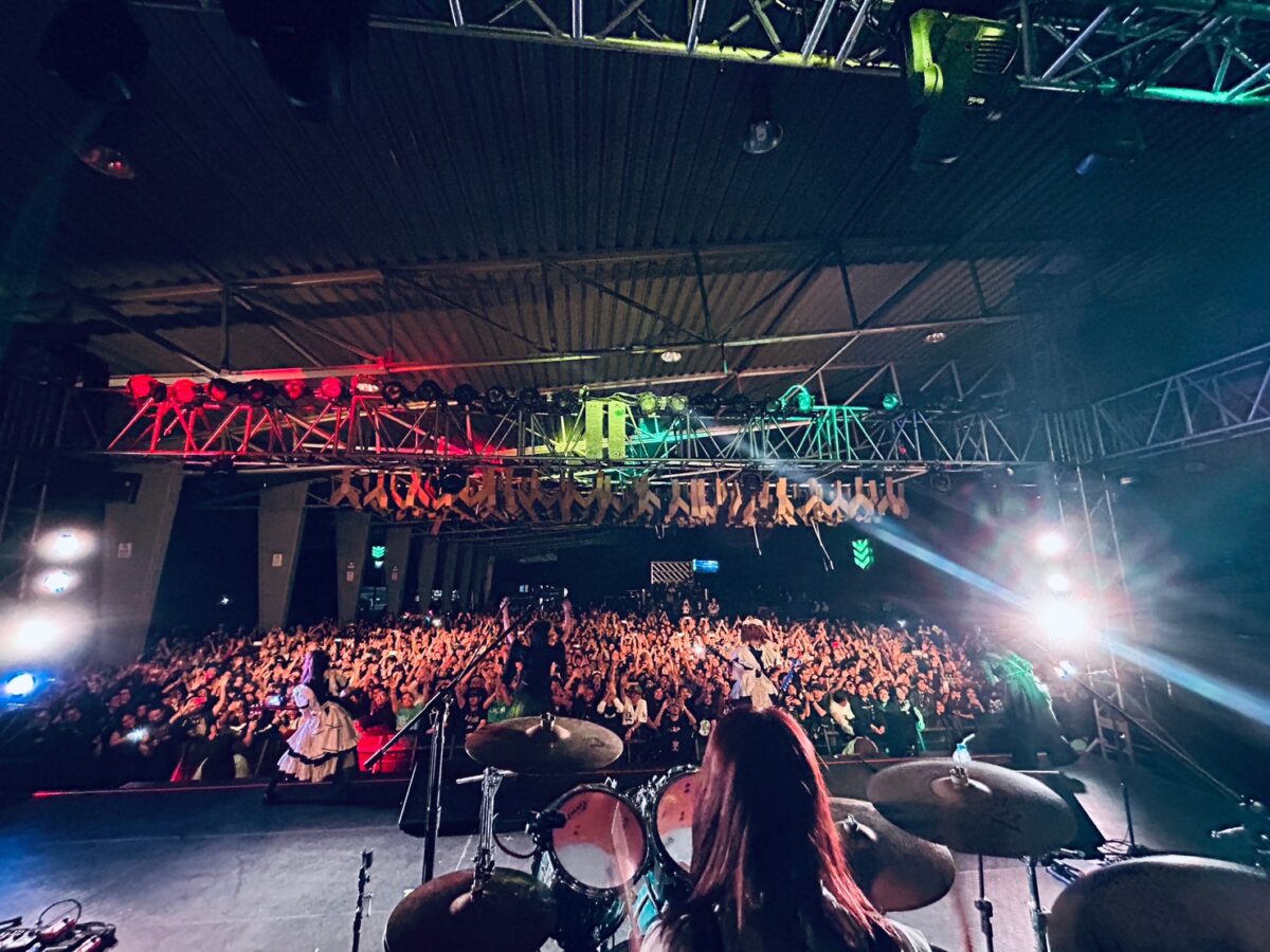 BAND-MAID、世界的フェス「ロラパルーザ」出演含む、大型フェス4公演、ワンマン15公演、各地ソールドアウト連発の北米ツアー完走！5年ぶりのメキシコ公演も大盛況！