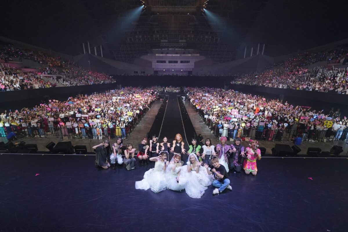 登録者176万人を誇る3人組女性YouTuber・ヘラヘラ三銃士が幕張メッセでツアーファイナル公演を開催、メンバーのまりなが結婚をファンに直接発表！ 結婚を祝福した新曲「友愛〜Blessing〜」MVも公開