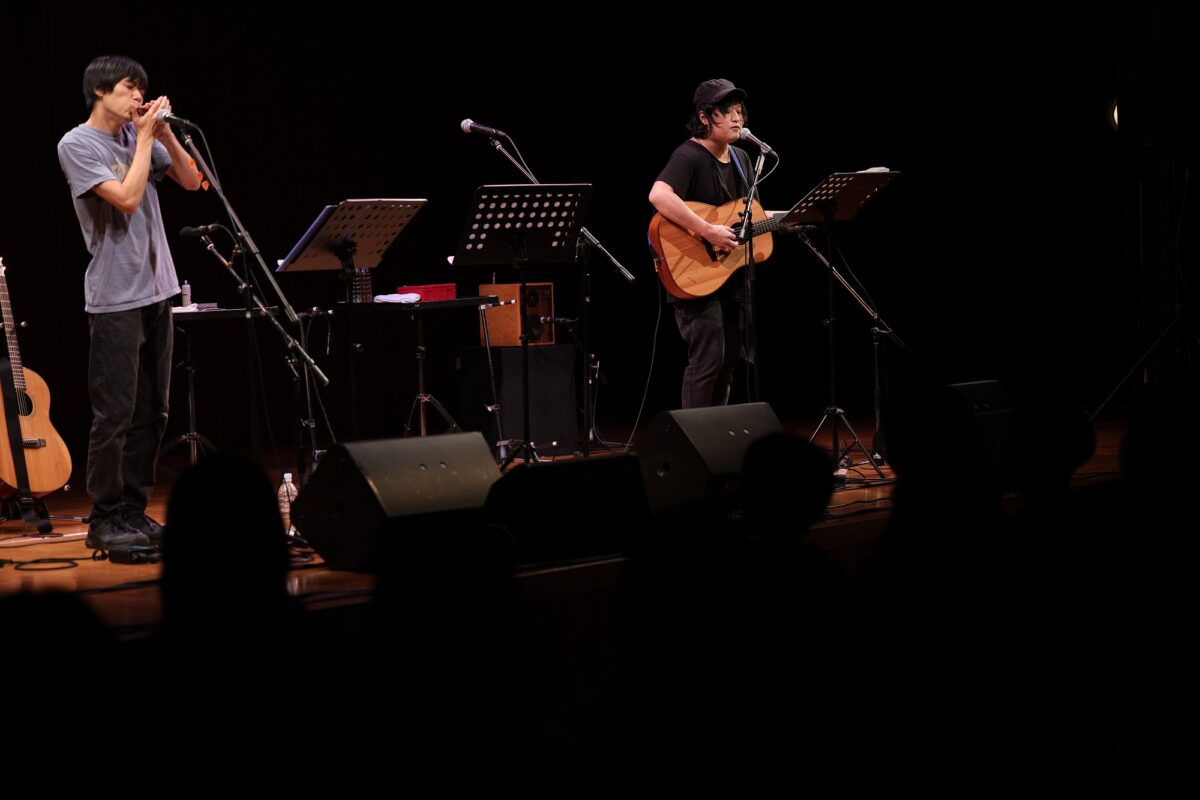 石崎ひゅーい×小山田壮平×長澤知之弾き語りコラボライブ開催レポート