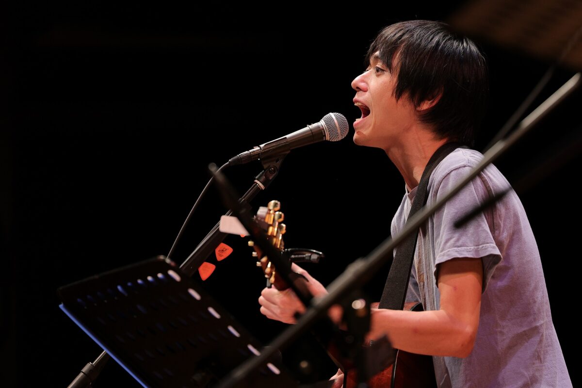 石崎ひゅーい×小山田壮平×長澤知之弾き語りコラボライブ開催レポート