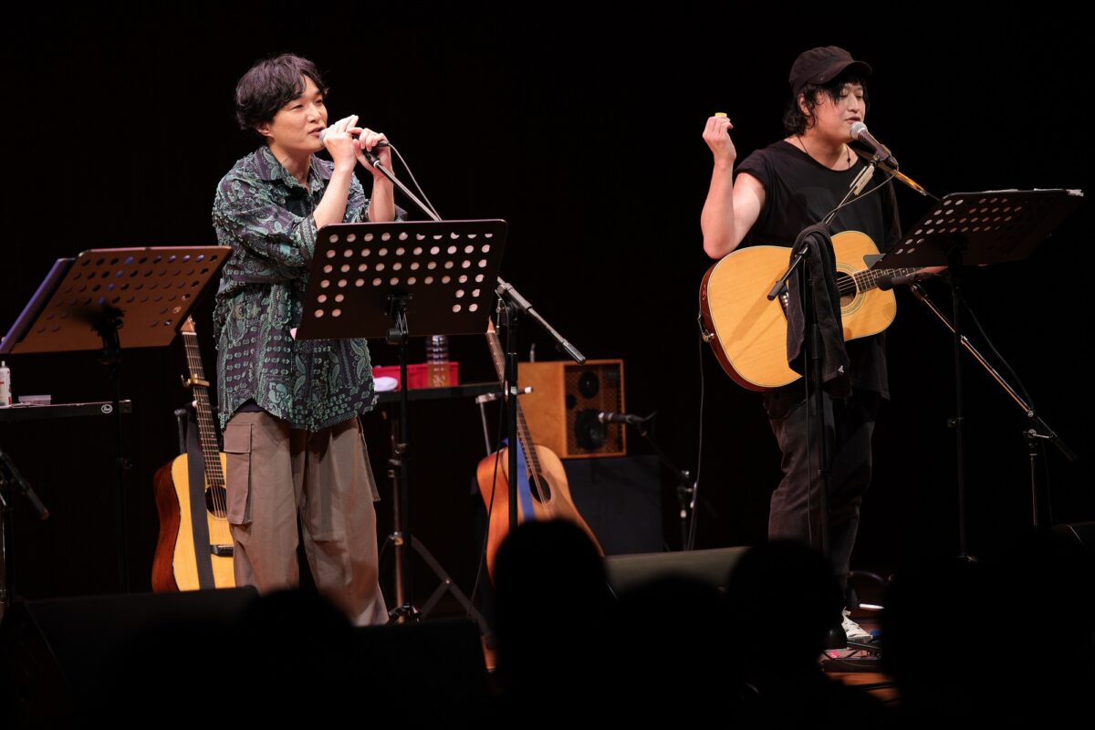 石崎ひゅーい×小山田壮平×長澤知之弾き語りコラボライブ開催レポート