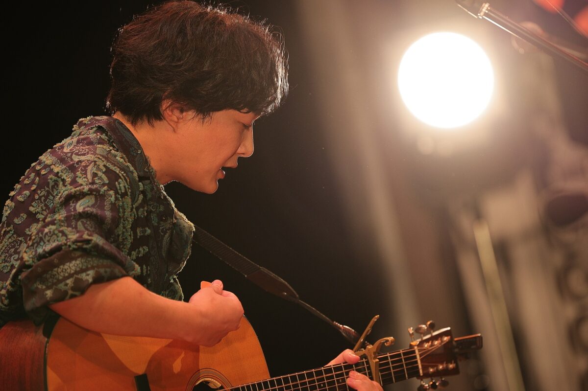 石崎ひゅーい×小山田壮平×長澤知之弾き語りコラボライブ開催レポート