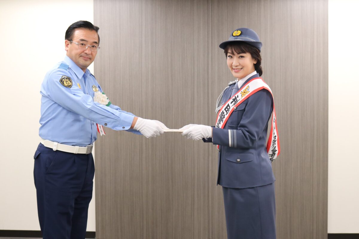 演歌歌手の市川由紀乃が、神田警察署の一日警察署長に就任。秋の交通安全を呼びかけ、アトラクションで熱唱。