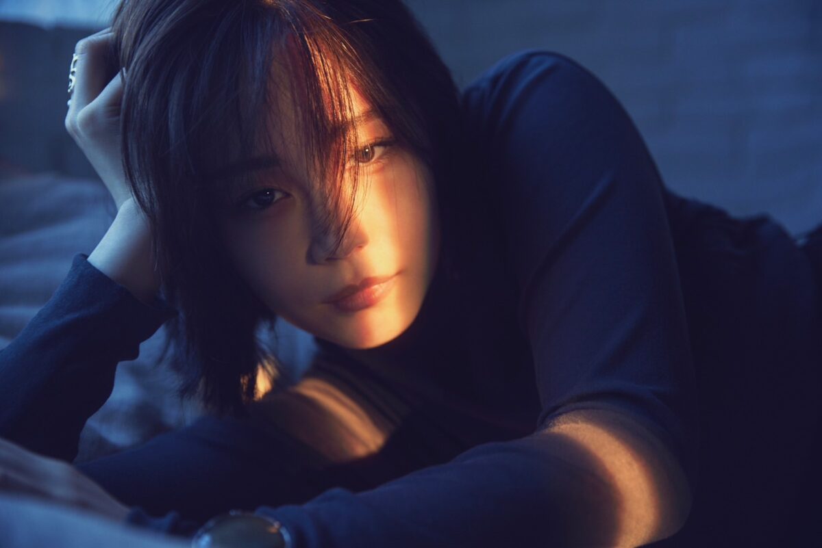 鷲尾伶菜「銀色」のMVが公開 自身の出演は1年半ぶり、鷲尾が「びしょびしょに」 5 鷲尾伶菜「銀色」のMVが公開 自身の出演は1年半ぶり、鷲尾が「びしょびしょに」