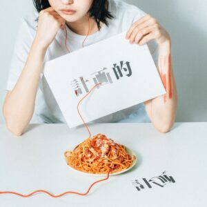 三阪咲 新曲「2」日常に存在するふとした場所を切り取り、切ない恋心を2つの世界観で同時に展開する斬新さとエモーショナルさを美しく表現したミュージックビデオ公開!! 3 三阪咲 新曲「2」日常に存在するふとした場所を切り取り、切ない恋心を2つの世界観で同時に展開する斬新さとエモーショナルさを美しく表現したミュージックビデオ公開!!