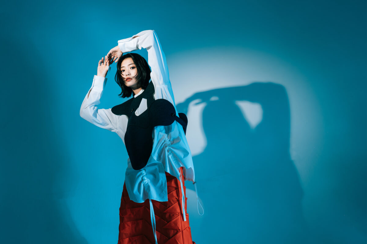 三阪咲 新曲「2」日常に存在するふとした場所を切り取り、切ない恋心を2つの世界観で同時に展開する斬新さとエモーショナルさを美しく表現したミュージックビデオ公開!! 4 三阪咲 新曲「2」日常に存在するふとした場所を切り取り、切ない恋心を2つの世界観で同時に展開する斬新さとエモーショナルさを美しく表現したミュージックビデオ公開!!