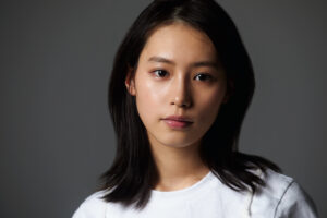 女優・南沙良が『Wpc.』のイメージキャラクターに就任！グラフィック広告では、「傘越しの見返り美人」な姿をみせる!?