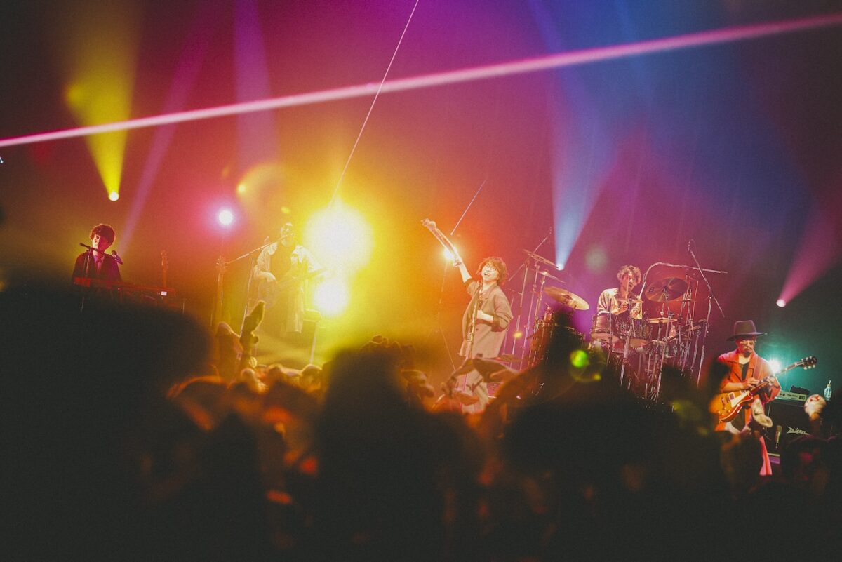 wacci、全国ホールツアー「wacci Hall Tour 2023~2024 -laugh mix-」ファイナル公演開催！