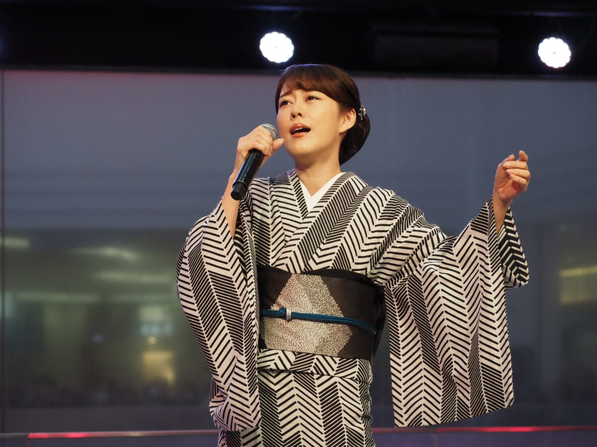 丘みどり　2月7日発売 新曲「涙唄」サンシャイン池袋噴水広場前でリリースイベント「噴水のような嬉し涙を！」