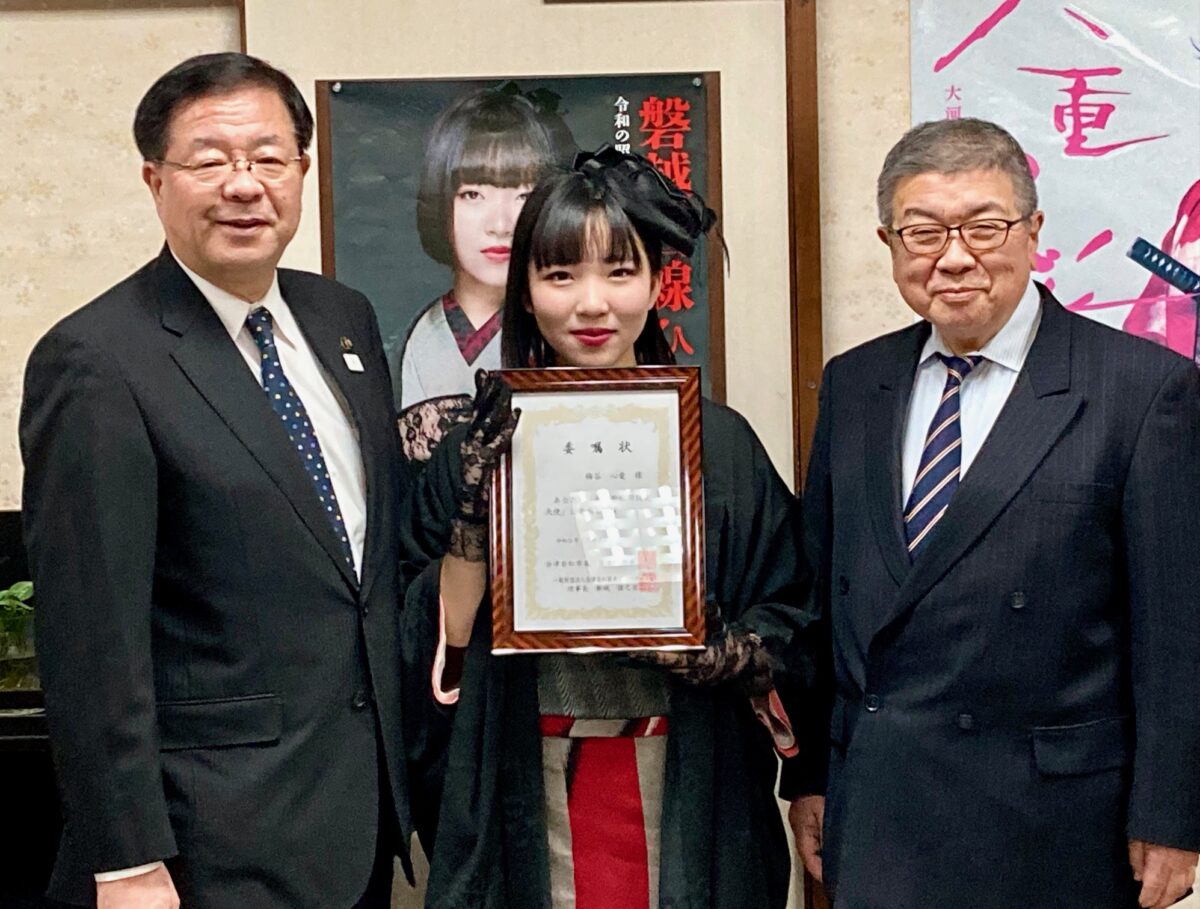 梅谷心愛 最年少で会津若松市観光大使を拝命！鶴ヶ城での委嘱状交付式でデビュー曲「磐越西線ひとり」を披露！今春には「磐越西線ひとり（青春盤）」の発売も発表！