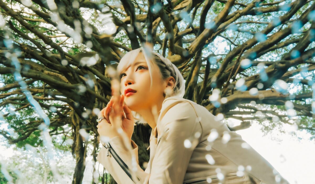 ReoNa新曲「ガジュマル 〜Heaven in the Rain〜」MV公開＆「３３４１よ」配信決定！[動画／コメントあり]