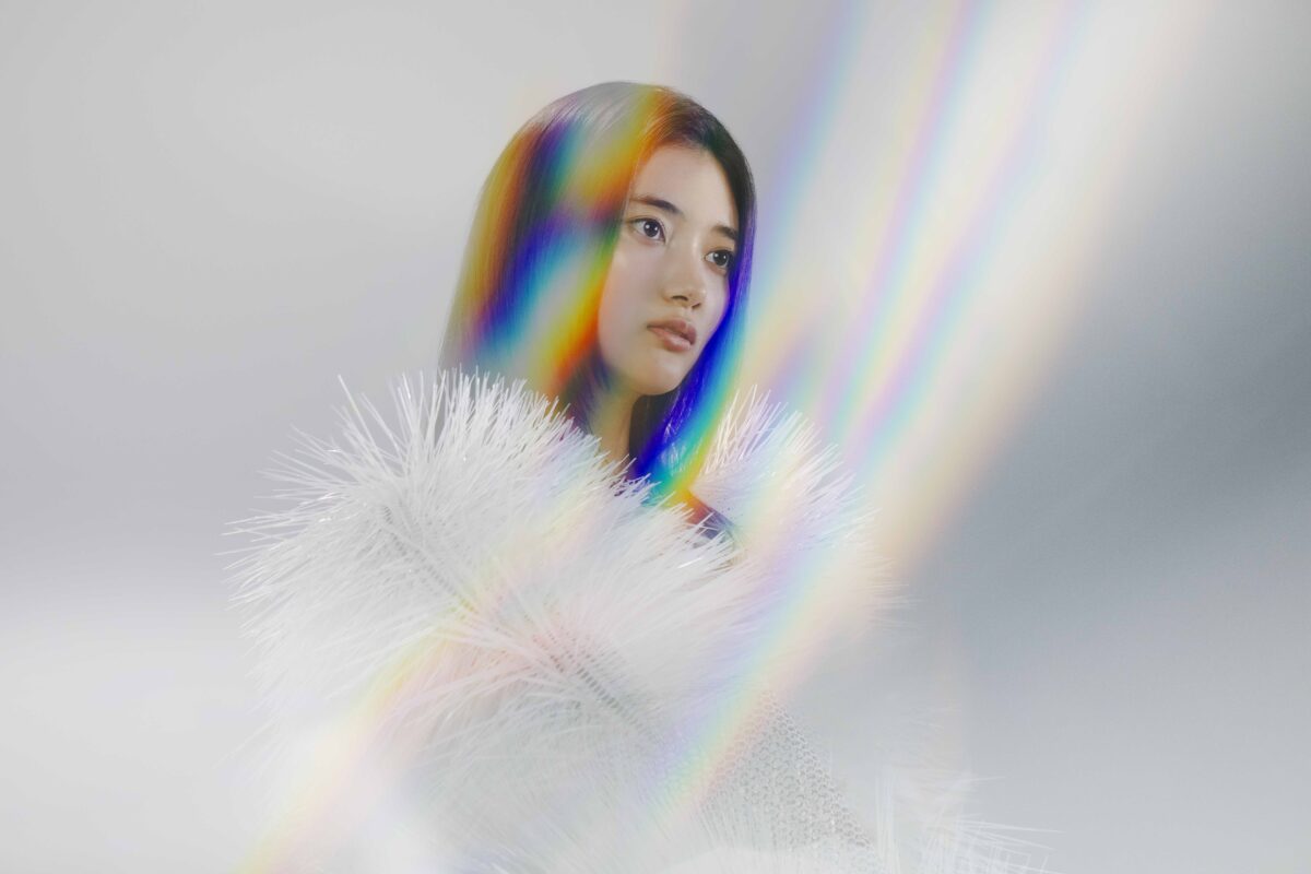 シンガーソングライター由薫の1st Album「Brighter」に収録されるラブソング「E Y E S」のMVとセルフライナーノーツをバレンタインデーに公開