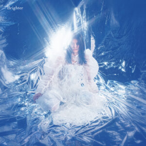 シンガーソングライター由薫の1st Album「Brighter」に収録されるラブソング「E Y E S」のMVとセルフライナーノーツをバレンタインデーに公開