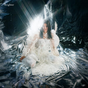 シンガーソングライター由薫の1st Album「Brighter」に収録されるラブソング「E Y E S」のMVとセルフライナーノーツをバレンタインデーに公開