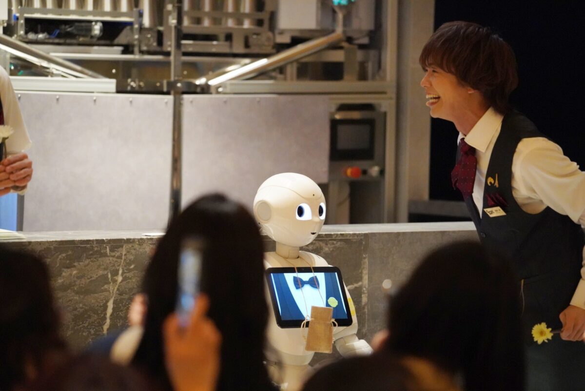 「Candy Boy」とおよそ20台の人型ロボット「Pepper」とのバレンタインの夜を彩る特別コラボレーション公演開催！
