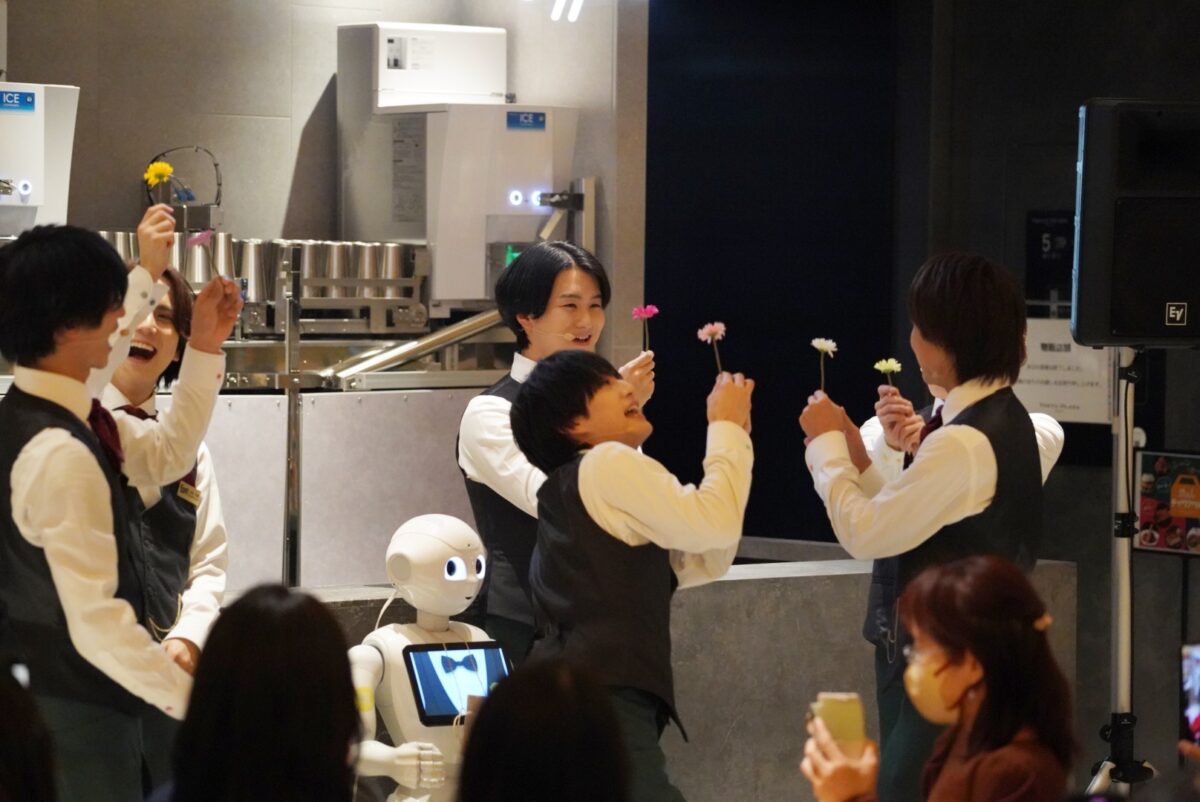 「Candy Boy」とおよそ20台の人型ロボット「Pepper」とのバレンタインの夜を彩る特別コラボレーション公演開催！