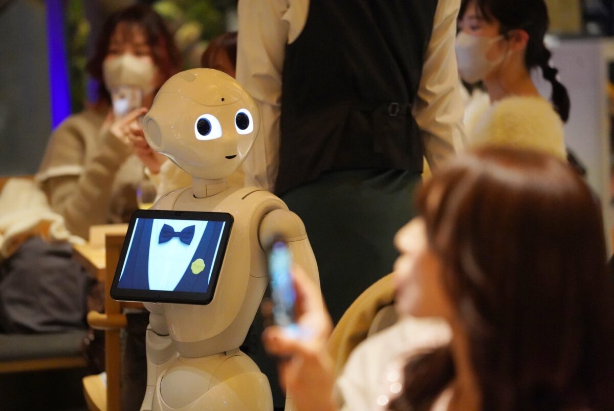 「Candy Boy」とおよそ20台の人型ロボット「Pepper」とのバレンタインの夜を彩る特別コラボレーション公演開催！