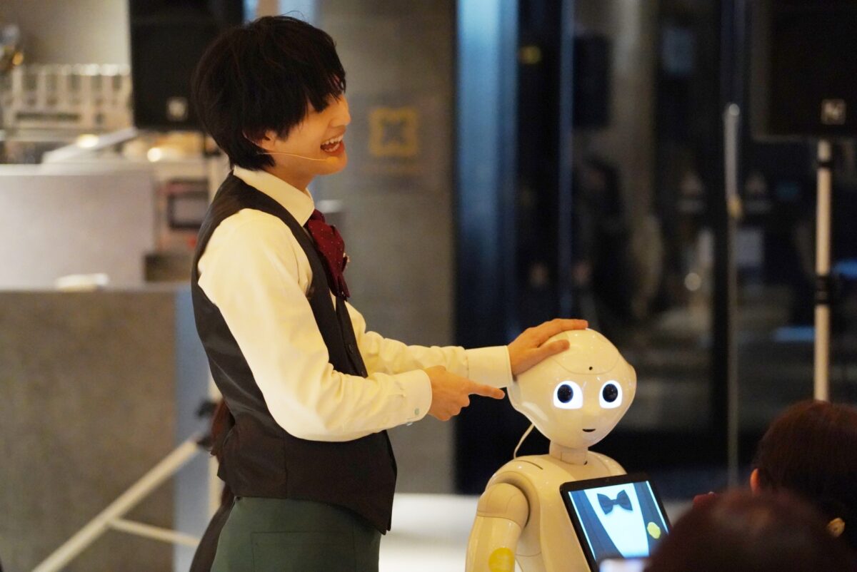 「Candy Boy」とおよそ20台の人型ロボット「Pepper」とのバレンタインの夜を彩る特別コラボレーション公演開催！