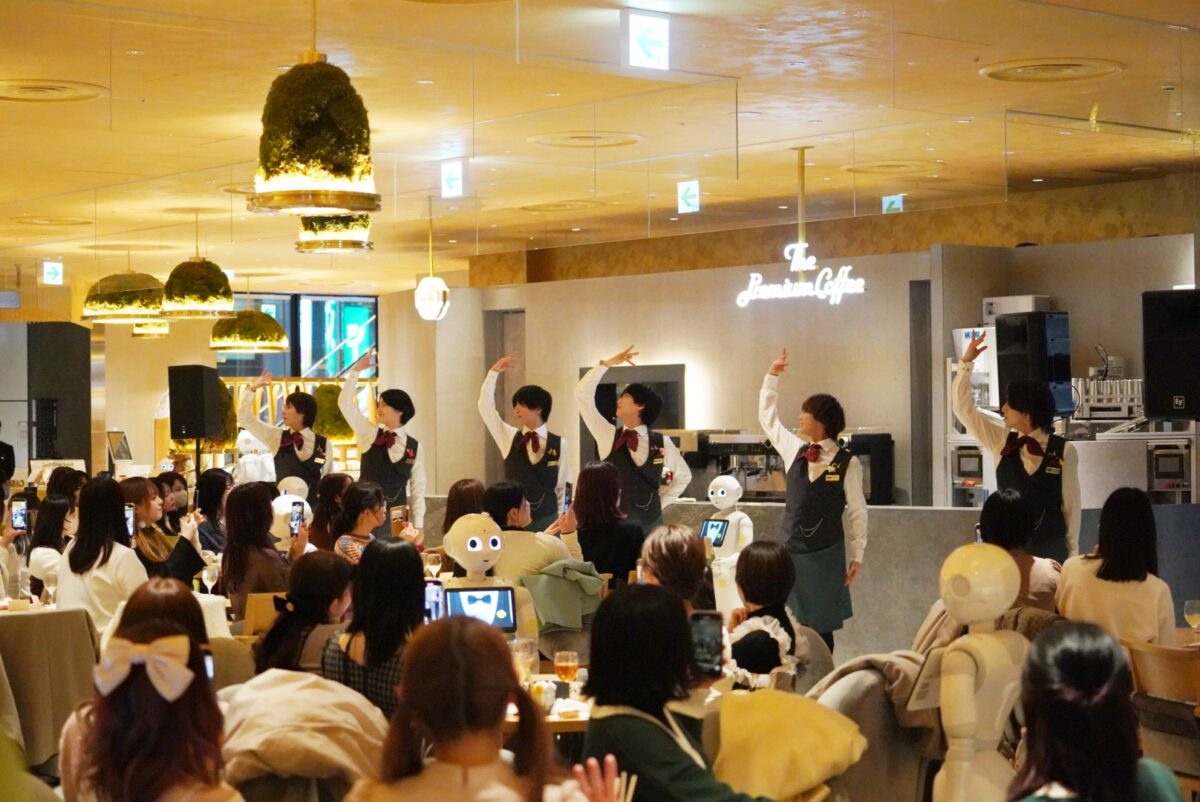「Candy Boy」とおよそ20台の人型ロボット「Pepper」とのバレンタインの夜を彩る特別コラボレーション公演開催！