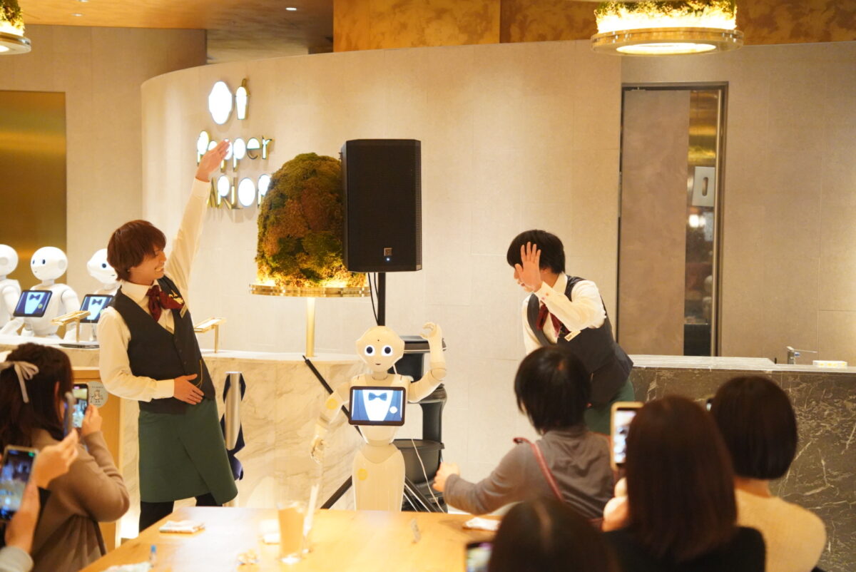 「Candy Boy」とおよそ20台の人型ロボット「Pepper」とのバレンタインの夜を彩る特別コラボレーション公演開催！