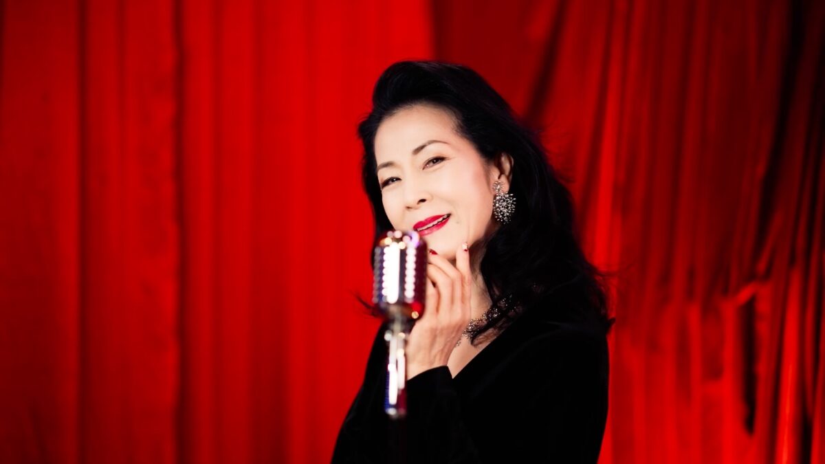 演歌歌手の坂本冬美が、エレガントなドレス姿でイケメン達と一緒に【ほろ酔いダンス】に初挑戦するミュージック・ビデオが公開!!