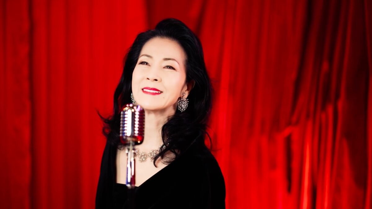 演歌歌手の坂本冬美が、エレガントなドレス姿でイケメン達と一緒に【ほろ酔いダンス】に初挑戦するミュージック・ビデオが公開!!