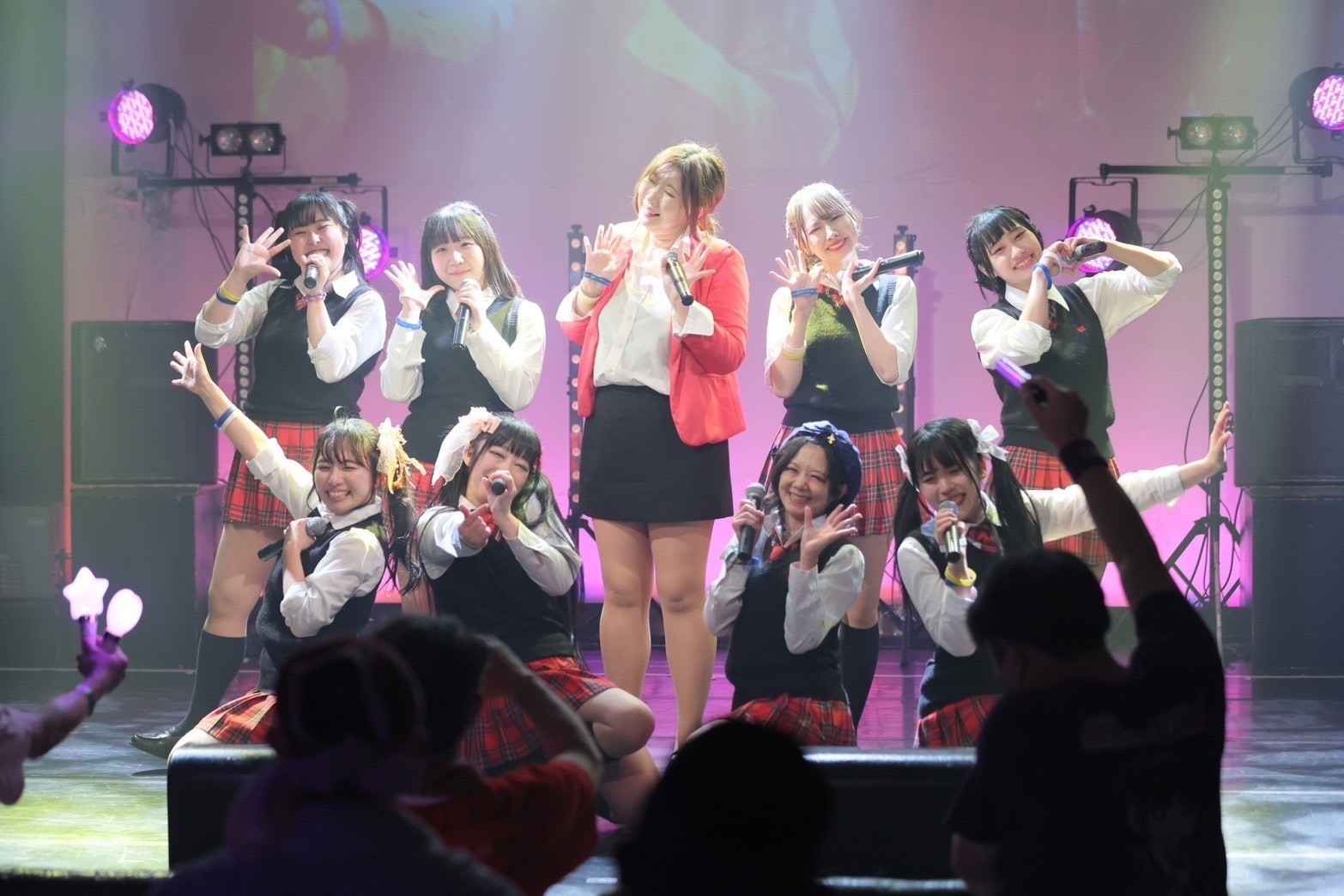 メイド姿になった燃えこれ学園のメンバーたちが定期公演で届けた、バレンタインのチョコ以上に甘いときめき。 4 メイド姿になった燃えこれ学園のメンバーたちが定期公演で届けた、バレンタインのチョコ以上に甘いときめき。