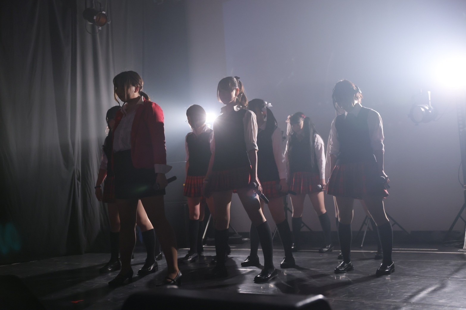 メイド姿になった燃えこれ学園のメンバーたちが定期公演で届けた、バレンタインのチョコ以上に甘いときめき。 5 メイド姿になった燃えこれ学園のメンバーたちが定期公演で届けた、バレンタインのチョコ以上に甘いときめき。